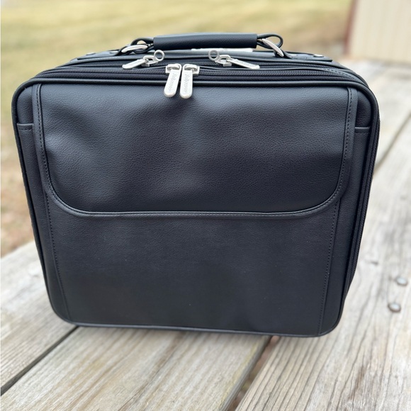 Fellowes Other - Fellowes Black Leather Wheeled Carry-on Travel Bag
22" handle #Pilots #Business